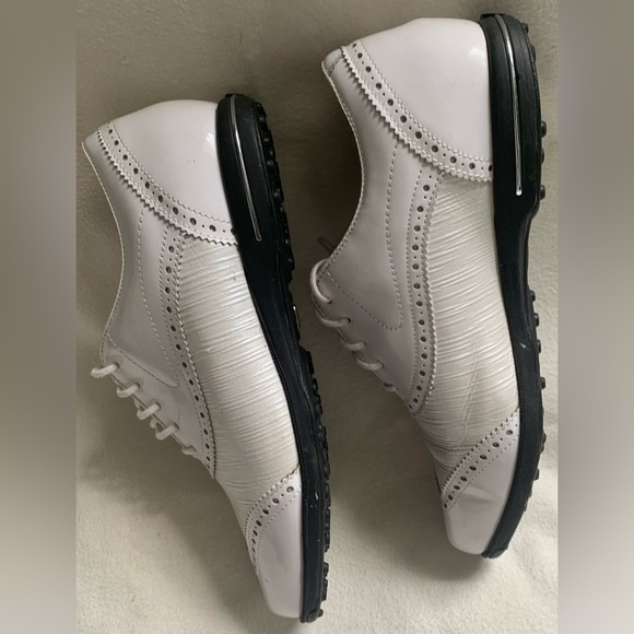 FootJoy Tailored Wingtip Spikeless Golf Shoes Womens Size 10 M White Black 91686 - Picture 8 of 16